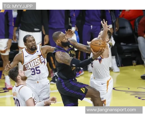 菲尔普斯现场观战湖人对阵太阳身穿布克签名鞋引关注